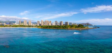 Elmas başlıklı krater, turkuaz okyanus suları, mercan resifleri, yeşil bir yarımada ve şehrin ufuk çizgisinin yer aldığı Honolulu, Oahu, Hawaii 'nin hava manzarası..