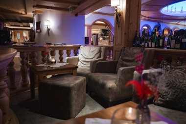 Konforlu koltuklar, dekorlu ahşap masa, sıcak paneller, kemerli kapılar, ışıldayan tavan ayrıntıları ve Ischgl 'deki şarap sergisi..