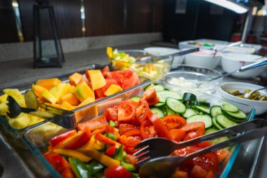 Kapalı büfe setinde karpuz, ananas, kavun, domates, salatalık ve cam tepsilerde cam maşayla servis edilen biberler bulunur..