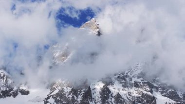 Cervino Kayak Cenneti ve Cervino kasabasının hava manzarası. Matterhorn 'un bir kısmı açık mavi gökyüzüne doğru sürüklenen bulutlarla kaplı..