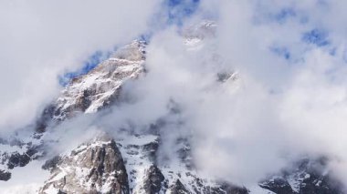 Cervino Kayak Cenneti ve Cervino kasabası. Matterhorn 'lar karla kaplı. Tepeler kısmen bulutlarla örtülü..