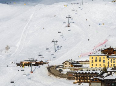 Kayak asansörleri, kayakçılar, snowboardcular ve sarı bir yapı da dahil olmak üzere, Matterhorn dağ sırasının yakınlarındaki dağlık alanlarında bulunan karlı bir kayak merkezi..