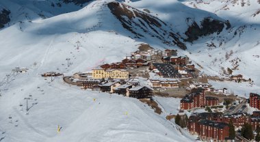 Alp binaları, kayak pistleri, yamaçlardaki kayakçılar ve arka plandaki dağ zirveleriyle Cervino Kayak Cenneti 'ni kar kapladı..