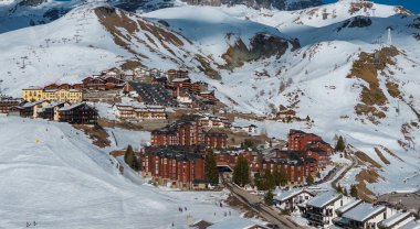 Cervino Kayak Cenneti 'nin havadan görünüşü dağ evi tarzı binalar, kayak asansörleri, karlı yamaçlar ve arka planda ikonik Matterhorn dağı..
