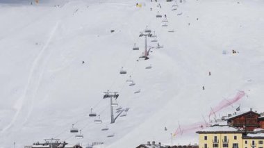 Kayak pisti, teleferikler, kayakçılar ve arka plandaki Matterhorn Dağı ile Cervino Kayak Cenneti 'nin hava manzarası..