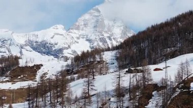 Cervino Kayak Cenneti tatil köyü ve Matterhorn Dağı 'nın olduğu Cervino kasabasının havadan görünüşü. Kış mevsiminde karla kaplı yamaçlar ve ağaçlar..