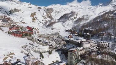Cervino Kayak Cenneti tatil köyü ve kasabasının havadan görünüşü, Matterhorn dağı, karla kaplı zirveler, kayak yolları ve görünen alp mimarisi.