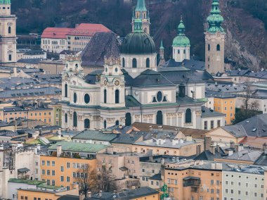 Salzburg, Avusturya 'nın havadan görünüşü, arka planda Salzburg Katedralleri, tarihi binalar, kilise kuleleri ve ağaçlık tepeler yer alıyor..