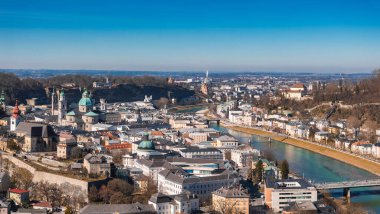 Salzburg, Avusturya 'nın havadan görünüşü, Salzach Nehri, Salzburg Katedrali, Hohensalzburg Kalesi, tarihi mimari ve çevresindeki tepeler.
