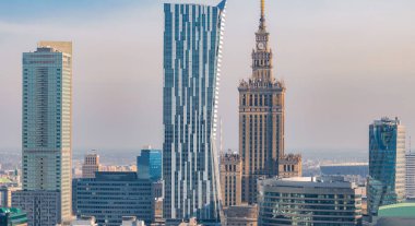 Modern Varşova şehri. Kültür ve Bilim Sarayı, bükülmüş cam bir kule de dahil olmak üzere çağdaş gökdelenlerle çevrili..