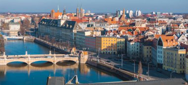 Oder Nehri, Wroclaw Üniversitesi, Vaftizci Aziz John Katedrali ve renkli tarihi yapıları gösteren Wroclaw, Polonya hava manzarası..