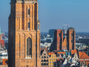 Wroclaw, Polonya 'nın havadan görünüşü, açık bir gökyüzü altında Gotik tarzı tuğla bir kule, ikiz kuleler, renkli gable çatılar ve modern binalar sergileniyor..