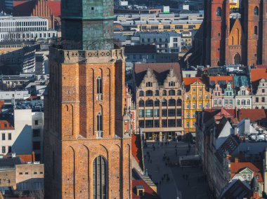 Wroclaw, Polonya 'nın havadan görünüşü, arka planda St. Elizabeths Kilisesi, renkli kasaba evleri ve Vaftizci Aziz John Katedrali yer alıyor..