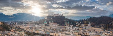 Hohensalzburg Kalesi, Salzach Nehri, barok mimarisi ve uzak kar örtülü dağların yer aldığı Salzburg, Avusturya 'nın hava manzarası..