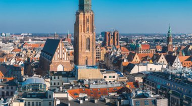 Wroclaw, Polonya 'nın havadan görünüşü, St. Elizabeths Kilisesi, renkli Eski Şehir binaları, ve açık bir gökyüzü altında Aziz John Katedrali.