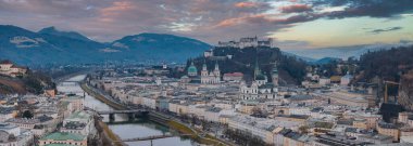Hohensalzburg Kalesi, Salzach Nehri, tarihi binalar, barok mimarisi ve çevre tepelerin yer aldığı Salzburg, Avusturya hava manzarası.