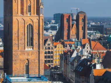 Gotik tarzı tuğla kuleler, geleneksel Avrupa binaları ve uzak mesafedeki modern yapıların yer aldığı Wroclaw, Polonya 'nın hava manzarası.