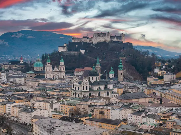 Avusturya, Salzburg 'un havadan görünüşü, bir tepedeki Hohensalzburg Kalesi, barok mimarisi, yeşil kubbeli katedral ve canlı bir gökyüzü..