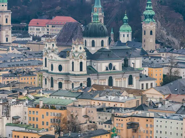 Salzburg, Avusturya 'nın havadan görünüşü, arka planda Salzburg Katedralleri, tarihi binalar, kilise kuleleri ve ağaçlık tepeler yer alıyor..
