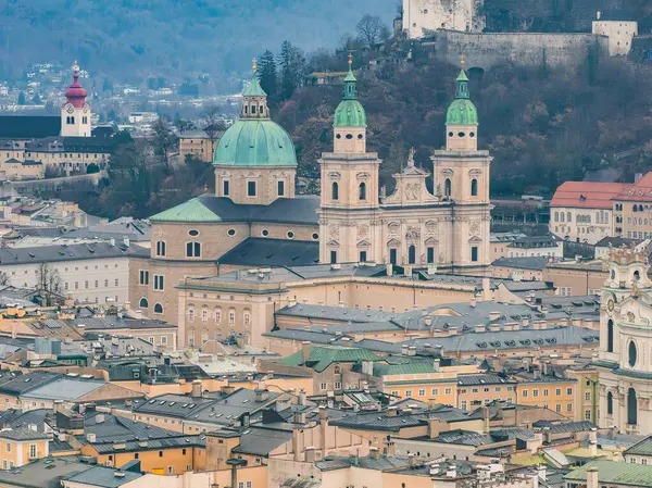 Yeşil kubbeli Salzburg Katedrali, tepedeki Hohensalzburg Kalesi ve geleneksel Avrupa mimarisinin yer aldığı Avusturya 'nın Salzburg kentinin havadan görünüşü.