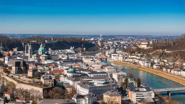 Salzburg, Avusturya 'nın havadan görünüşü, Salzach Nehri, Salzburg Katedrali, Hohensalzburg Kalesi, tarihi mimari ve çevresindeki tepeler.