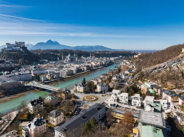 Salzburg, Avusturya 'nın havadan görünüşü, Salzach Nehri, Hohensalzburg Kalesi, Salzburg Katedrali ve tarihi ve modern mimarinin karışımı..