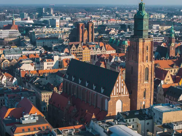 Wroclaw, Polonya 'nın havadan görünüşü, St. Elizabeths Kilisesi, kırmızı çatılı binalar, ve açık bir günde Aziz John Katedrali.