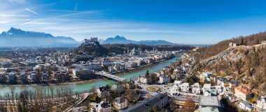Salzburg, Avusturya 'nın havadan görünüşü, Salzach Nehri, Hohensalzburg Kalesi, barok eski kasaba, ağaçlarla kaplı sokaklar ve kar kaplı dağlar..