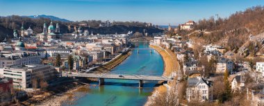 Salzburg, Avusturya 'nın hava manzarasında Salzach Nehri, Salzburg Katedrali, Hohensalzburg Kalesi, köprüler ve çevresindeki dağlar yer almaktadır..