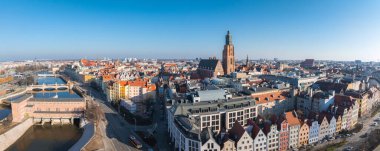 Wroclaw, Polonya 'nın havadan görünüşü, St. Elizabeths Kilisesi, köprülü Oder Nehri, renkli konak evleri ve tarihi ve modern mimarinin bir karışımı..