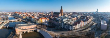 Wroclaw, Polonya 'nın havadan görünüşü, St. Elizabeths Kilisesi, Oder Nehri, köprüler, renkli binalar ve tarihi ve modern mimarinin bir karışımı..