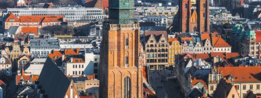 Wroclaw, Polonya 'nın havadan görünüşü, St. Elizabeths Kilisesi, Vaftizci Yahya Katedrali, renkli evler ve hareketli caddeler.