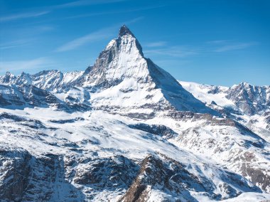 İsviçre 'nin Zermatt yakınlarındaki ikonik Matterhorn dağının hava manzarası. Piramit şekli engebeli, karla kaplı alp manzaralarıyla çevrili..