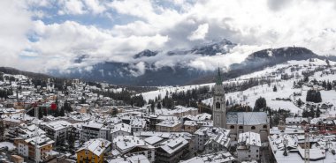 Karlar çatıları kaplamıştı. Minore dei Santi Filippo ve Giacomo, Dolomitler ve inşaat vinçleriyle çevrili Cortina dAmpezzo 'da ayakta duruyorlardı..