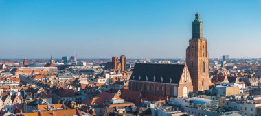 Wroclaw, Polonya 'nın hava manzarası, St. Elizabeths Kilisesi, kırmızı çatılı Eski Şehir binaları, modern yapılar, ve açık mavi bir gökyüzü..