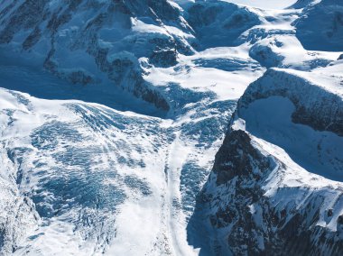 Kar zirveleri, buzulları ve Zermatt, İsviçre Alpleri 'ndeki ikonik Matterhorn' u kapladı. Güneş ışığının çarpıcı gölgeleri oluşturduğu bir hava manzarası yakaladılar..