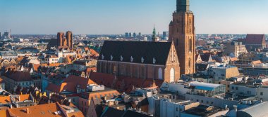 Wroclaw, Polonya 'nın havadan görünüşü, St. Elizabeths Kilisesi, Vaftizci Yahya Katedrali, kırmızı kiremitli çatılar ve açık mavi bir gökyüzü..