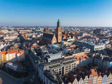 Wroclaw, Polonya 'nın hava görüntüsü, St. Elizabeths Kilisesi, kırmızı çatılı binalar, renkli konutlar, ve modern ve geleneksel mimarinin bir karışımı.