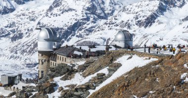 Gornergrat Gözlemevi, kubbeleri Zermatt yakınlarındaki kayalık bir tepede, karla kaplı zirveler ve arka planda Matterhorn ile çevrili..