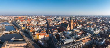 Wroclaw, Polonya 'nın hava manzarası, St. Elizabeths Kilisesi, kırmızı çatılı binalar, Oder Nehri, köprüler ve açık mavi bir gökyüzü.