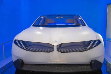 Fütürist BMW Vision Neue Klasse konsept otomobili, Almanya 'nın Münih kentindeki BMW Müzesi' nde mavi arka planlı parlak bir sergide sergilendi..