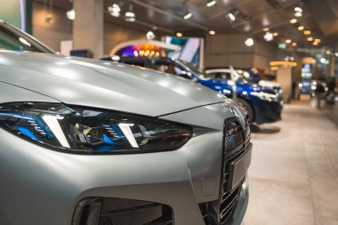 Almanya 'nın Münih kentindeki BMW Müzesi' ndeki modern bir galeride açısal farları olan parlak, gümüş renkli bir BMW M4..