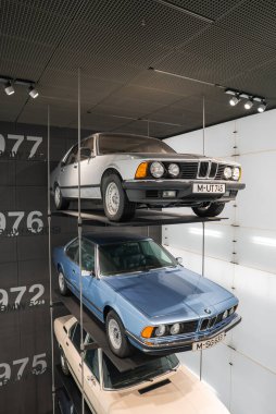 Klasik BMW 7 Serisi ve 6 Serisi arabaları, Münih 'teki BMW Müzesi' nde dikey olarak sergilenmektedir..