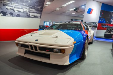 Beyaz, mavi ve kırmızı üniformalı BMW M1 Procar, Almanya 'nın Münih kentindeki BMW Müzesi' nde sergilenmektedir..