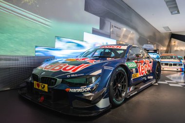 Münih 'teki BMW Müzesi' nde Red Bull üniformalı bir BMW yarış arabası sergileniyor. Sponsorlar logoları ve yarış pisti temalı bir duvar motor sporları sergisini geliştiriyor.