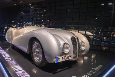 Almanya 'nın Münih kentindeki BMW Müzesi' nde camları yuvarlak ve böbrek ızgaralı gümüş renkli bir BMW araba sergileniyor..