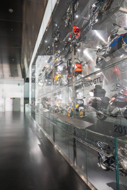BMW Müzesi, Münih 'teki cam ekran duvarı BMW motosikletlerini kronolojik sırada gösteriyor. Parlak ışıklandırma ve minimalist tasarım dünyaya hakim..