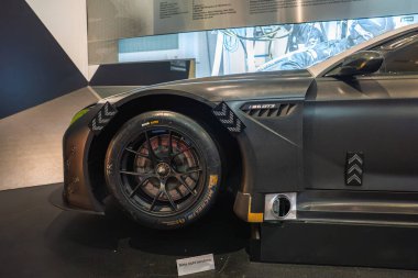 BMW M6 GT yarış arabasının ön tekerleği ve çamurluğu karbon fiber gövdeli Michelin yarış kayganlaştırıcısı ve BMW Müzesi 'nde aerodinamik detaylar, Münih.