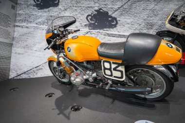 Siyah aksanlı sarı bir BMW motosiklet ve Münih, Almanya 'daki BMW Müzesi' nde sergilenen 83 numara..