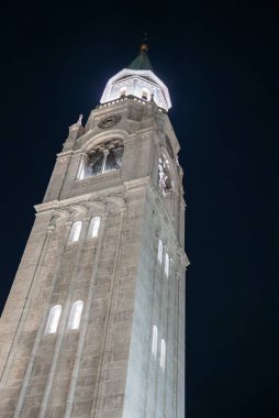 İtalya, Cortina dAmpezzo 'daki Basilica Minore dei Santi Filippo ve Giacomo' nun çan kulesi, karmaşık tasarımını gözler önüne sererek gece parıldıyor..